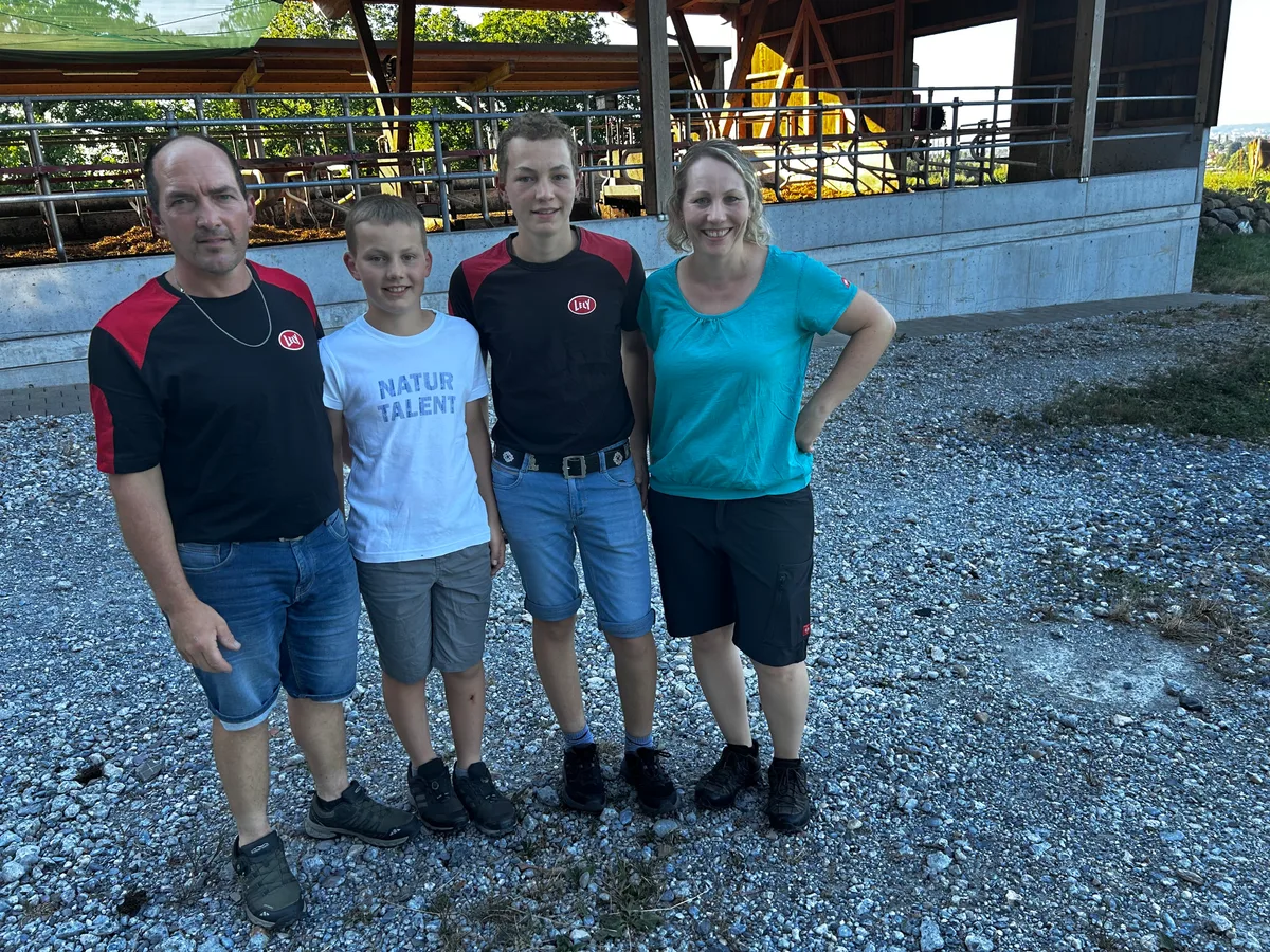 Familie Sonderegger zeigte ihren modernen Milchviehstall: Bruno Sonderegger, Luca, Kilian und Ehefrau Ramona Sonderegger (v.l.). Sohn Nevio fehlt auf dem Bild. Er weilte an einem Unihockey-Turnier in Prag.