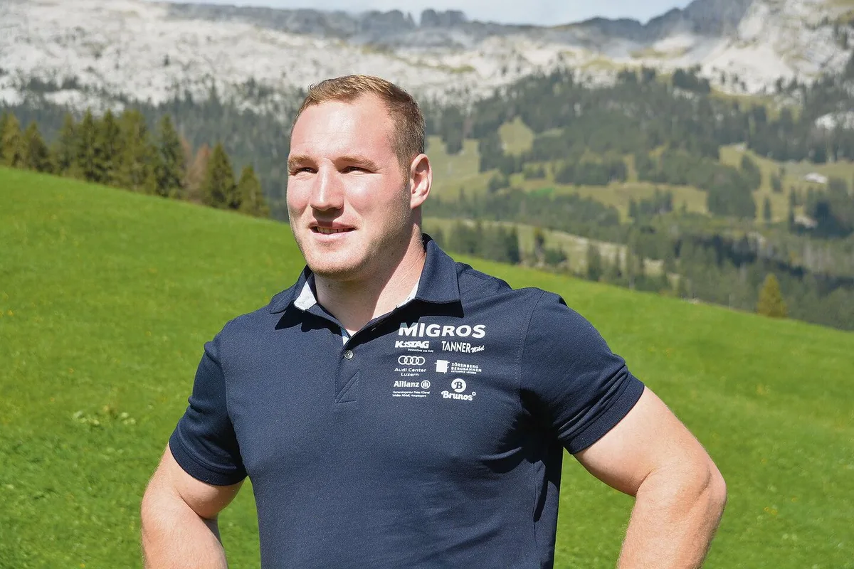 63d272d4d4795e3a45b35370501415d9ccf38cafb126bac824c2ba9e9e5c48b4 Müde aber recht entspannt: Schwingerkönig Joel Wicki in Sörenberg mit der Schrattenfluh im Hintergrund.