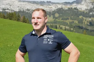Müde aber recht entspannt: Schwingerkönig Joel Wicki in Sörenberg mit der Schrattenfluh im Hintergrund.