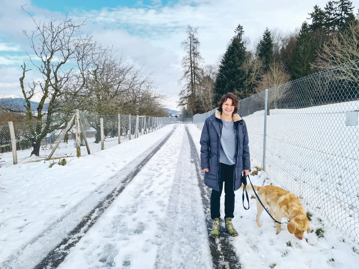 960dad4b6b47cfc3ec2c79a74d0c92af4d05c499 Daniela Weber geht jeden Tag mit dem Hund spazieren. Neben der Runninggruppe, die sie einmal in der Woche besucht, ist das ebenfalls ein liebes Hobby von ihr. Hier zwischen den Hirschzäunen.(Bild Franziska Jurt)