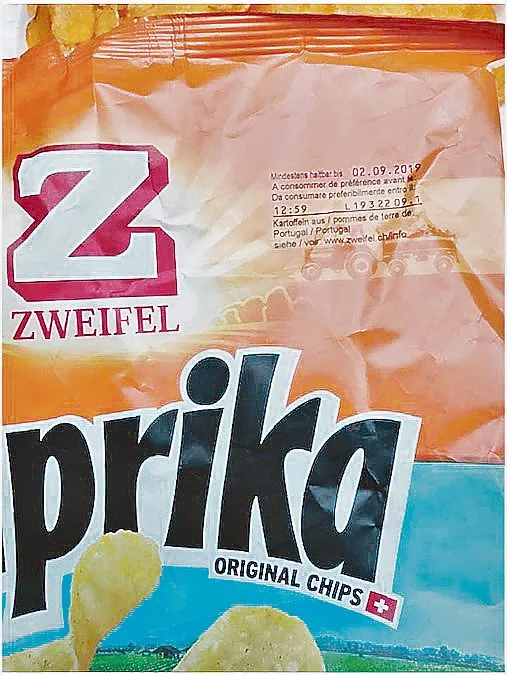 0f7eee2c2cb5740e2ca03c557e55e97f9eb72f93 Dieses Bild sorgt für rote Köpfe: Obwohl der Inhalt aus Portugal stammt, werden die Chips als Original Schweizer verkauft.(Bild zVg)