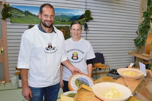 Sebastian und Manuela Betschart verkauften mit 16 weiteren Alpkäsern ihre Produkte erfolgreich.