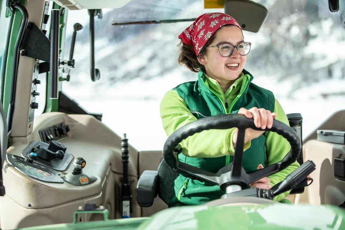 Anina Ritler liebt die Arbeit mi dem Motormäher und dem Mähtraktor im steilen Gelände. Bild: Pia Neuenschwander