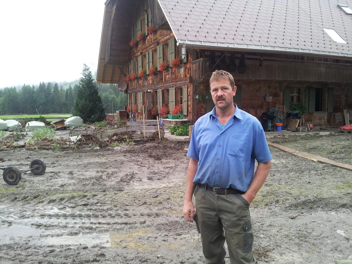 c551fe79c7de47add8b5b248262b1b9232010fde Der Brunnen wurde vom Wasser davon getragen, ebenso das Jauchefass. Landwirt Hans Gerber gestern Mittwochmorgen vor dem Bauernhaus. Wasser und Schlamm liefen durch die Gebäude (nächstes Bild) ... (Bilder: Simone Barth)