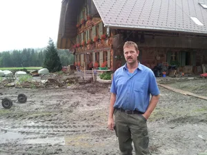 Der Brunnen wurde vom Wasser davon getragen, ebenso das Jauchefass. Landwirt Hans Gerber gestern Mittwochmorgen vor dem Bauernhaus. Wasser und Schlamm liefen durch die Gebäude (nächstes Bild) ...
