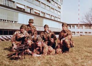Auf dem Bild vor der Kaserne in Luzern bin ich ganz rechts. Fünf Rekruten und ein Korporal bildeten eine Mitrailleur-Gruppe.