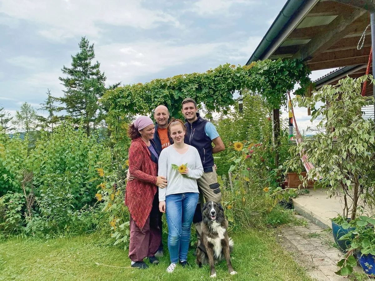 Pavel mit seinen Gasteltern Carmen Pfrunder und Christoph Schnetter sowie der ältesten Tochter Maria Pfrunder.