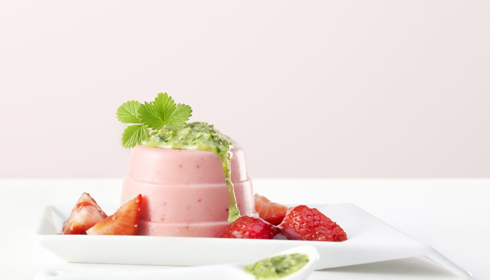 Mmh: Erdbeer-Pannacotta mit Basilikumpesto. (Bild Schweizer Obstverband