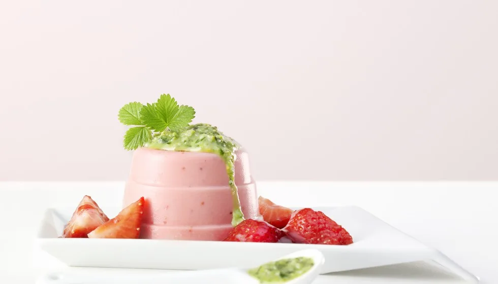58e09c01ac88773a2ed9d9207a7fa1f061859ab8 Mmh: Erdbeer-Pannacotta mit Basilikumpesto. (Bild Schweizer Obstverband