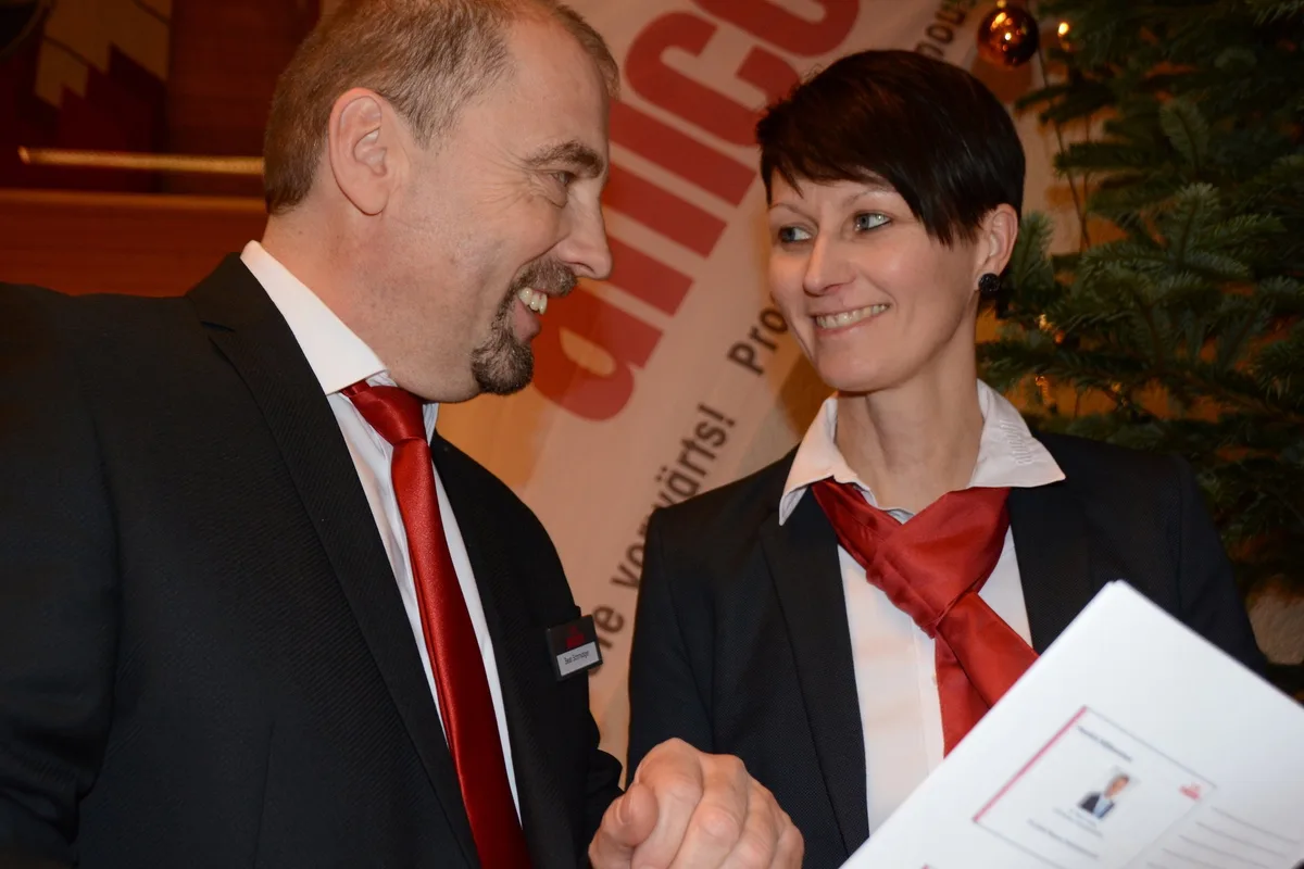 e4664f67bb6bed638e6b123ed93917c286553e91 Bislang zufrieden mit dem Geschäftsjahr 2018: Beat Schmidiger, Anicom-Regionalleiter und Tanja Müller, Präsidentin Regionalausschuss. (Bild aem)