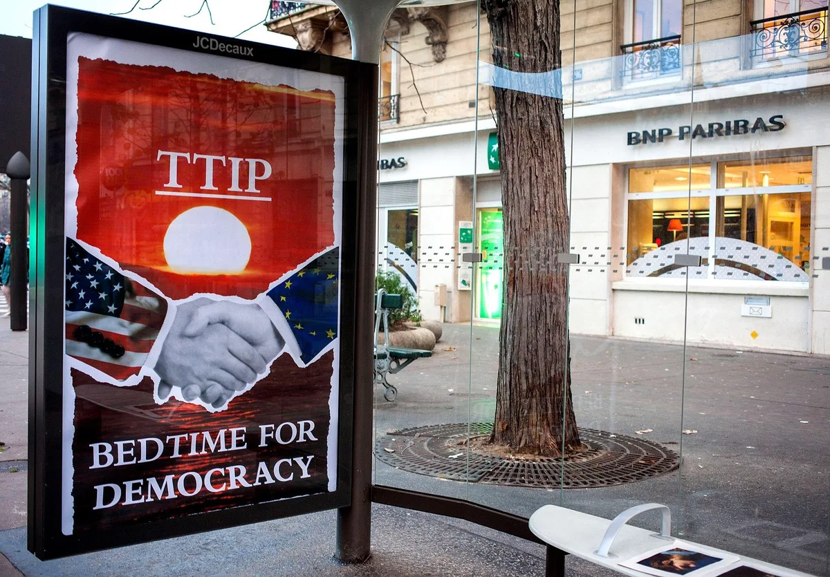 Sollte Trump tatsächlich zu dem Freihandelsabkommen für den pazifischen Raum zurückkehren, wäre dies eine 180-Grad-Wende. (Bild Plakat in Paris, Wikimedia)