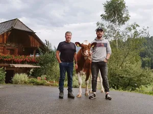 Hanspeter Fuss (l.) hat am Mittwochabend Fabian Staudenmann das Rind Ida übergeben.