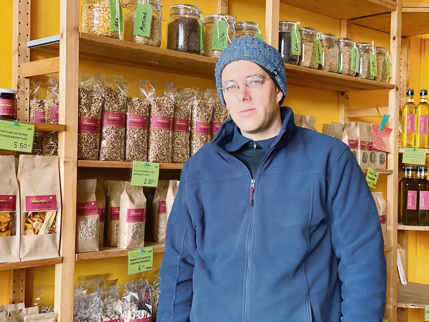Samuel Theiler im Hofladen: Der Wäberhof ist ein vielseitiger Betrieb mit vielen Produkten, die unter anderem auf fünf Märkten verkauft werden. Das braucht klare Strukturen und viel Personal.