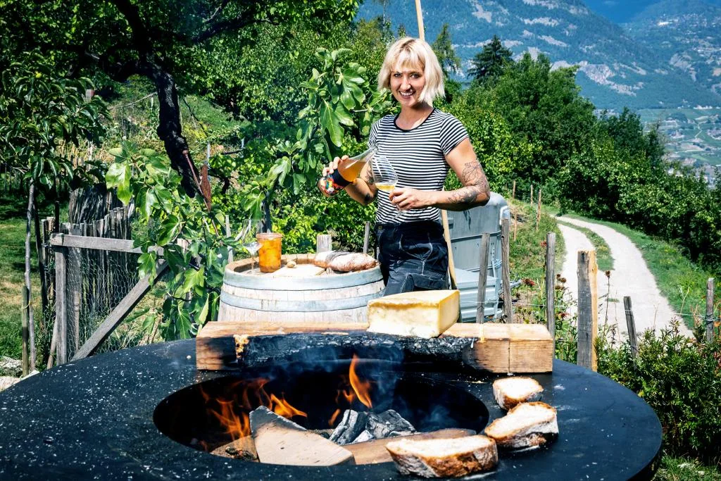 49ce91e1727aecdbe1325eb9c5621d8391c19d6a Ilona Thétaz kauft Trauben von befreundeten Produzenten und keltert sie wo immer in einem Keller Platz ist. (Bild Ueli Christoffel / SRF)