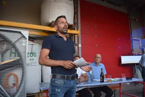 Silvan Ziegler sagt: «Relevant ist das Gewicht der Hühner pro Quadratmeter, nicht die Stallgrösse.»