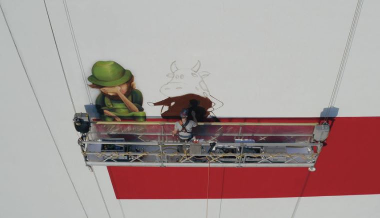 Mural Artist Ralph Hospenthal bei der Arbeit in grosser Höhe. Das Wandbild soll auf die Gegenargument zu den Initiativen aufmerksam machen. (Bild VSF)