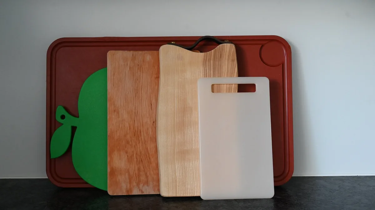 Die_Auswahl_an_Schneidebrettern_ist_gross._Nicht_alle_sind_aber_qualitativ_gleich_gut Schneidebretter aus Holz oder Kunststoff – das sind die Vor- und Nachteile