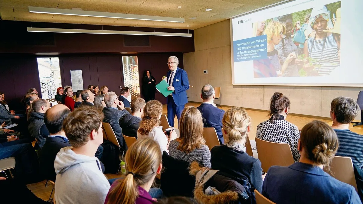 e9022df73308c18172a340561bdf5ee6cebfd3f6d2f4a4eae274cc8eb6dd3af5 FiBL-Direktor Knut Schmidtke wagte an der Wissenschaftstagung einen Blick in die Zukunft der Bio-Landwirtschaft.