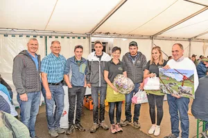 Braunvieh-Schweiz-Direktor Martin Rust, Daniel von Euw von der OAK und die Gastgeber-Familie Pia und Michael Gwerder mit ihren vier Kindern (v. l.).