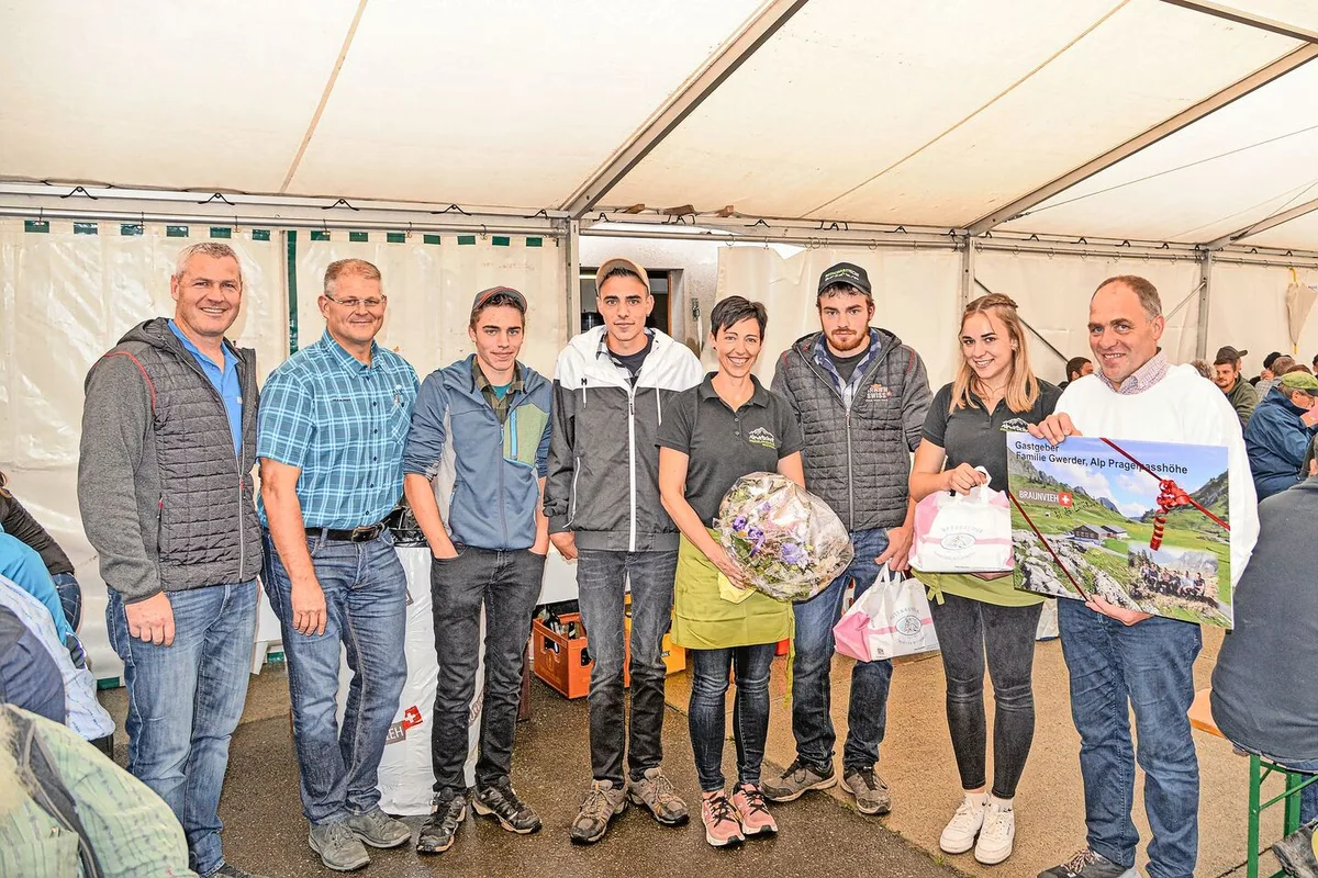 1186d12bddff8fde69748181fae419be095803338293744aa355aec80e4550ec Braunvieh-Schweiz-Direktor Martin Rust, Daniel von Euw und die Gastgeber-Familie Pia und Michael Gwerder (v. l.)