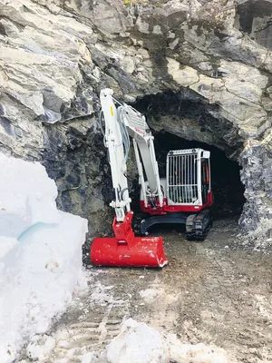 Der Winter und der viele Schnee haben deutliche Spuren hinterlassen. Um diese zu beseitigen braucht es schwere Maschinen.