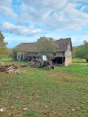 Auf dem Land sieht man viele unbewohnte, zerfallene Häuser und Scheunen. Zum einen sind das immer noch sichtbare Nachwehen des Jugoslawienkriegs. Zum anderen wurde 2020 die Region rund um Zagreb von einem starken Erdbeben erschüttert.