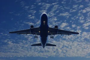 Der Transport per Flugzeug ist deutlich umweltschädlicher als der Strassen-, Bahn-, oder Schiffverkehr. Eine Deklarationspflicht soll die Nachfrage nach eingeflogener Ware senken.