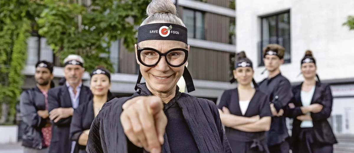 6d9806e041b7e0dc572b8ec2f32d79851bca7964 Das Aushängeschild der Kampagne erinnert an eine asiatische Kämpferin. Die sogenannte Food-Ninja, soll den Konsumenten zeigen, wie sie Food Waste reduzieren können.(Bild Push)