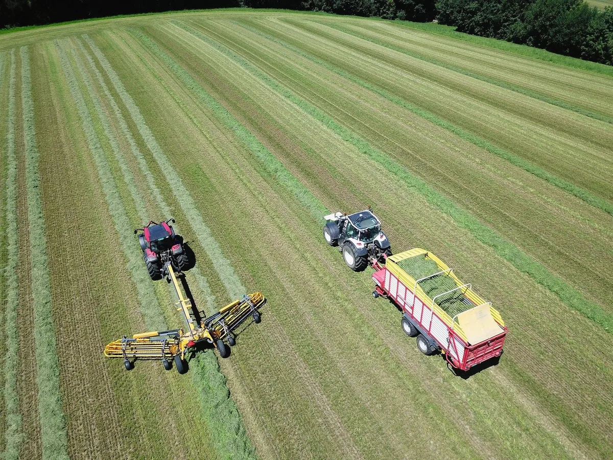 b15623a0fe05927e76fa38b38562c5885695518bb88c831bcf0018aa5fc6477f Futterkonservierung ist eine der wichtigsten Arbeiten auf der Stöckweid. Die Arbeitsqualität bestimmt über den Erfolg in der Milchviehhaltung.