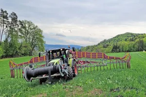 Die Pflanzenkohle wird zusammen mit Gülle auf der Versuchsfläche ausgebracht, um die positiven Effekte der Pflanzenkohle nachzuweisen.
