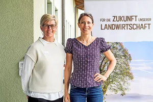 Die vierfache Schwingerkönigin Sonia Kälin mit der Präsidentin Elisabeth Rüttimann an der Frühjahrstagung der Luzerner Bäuerinnen.