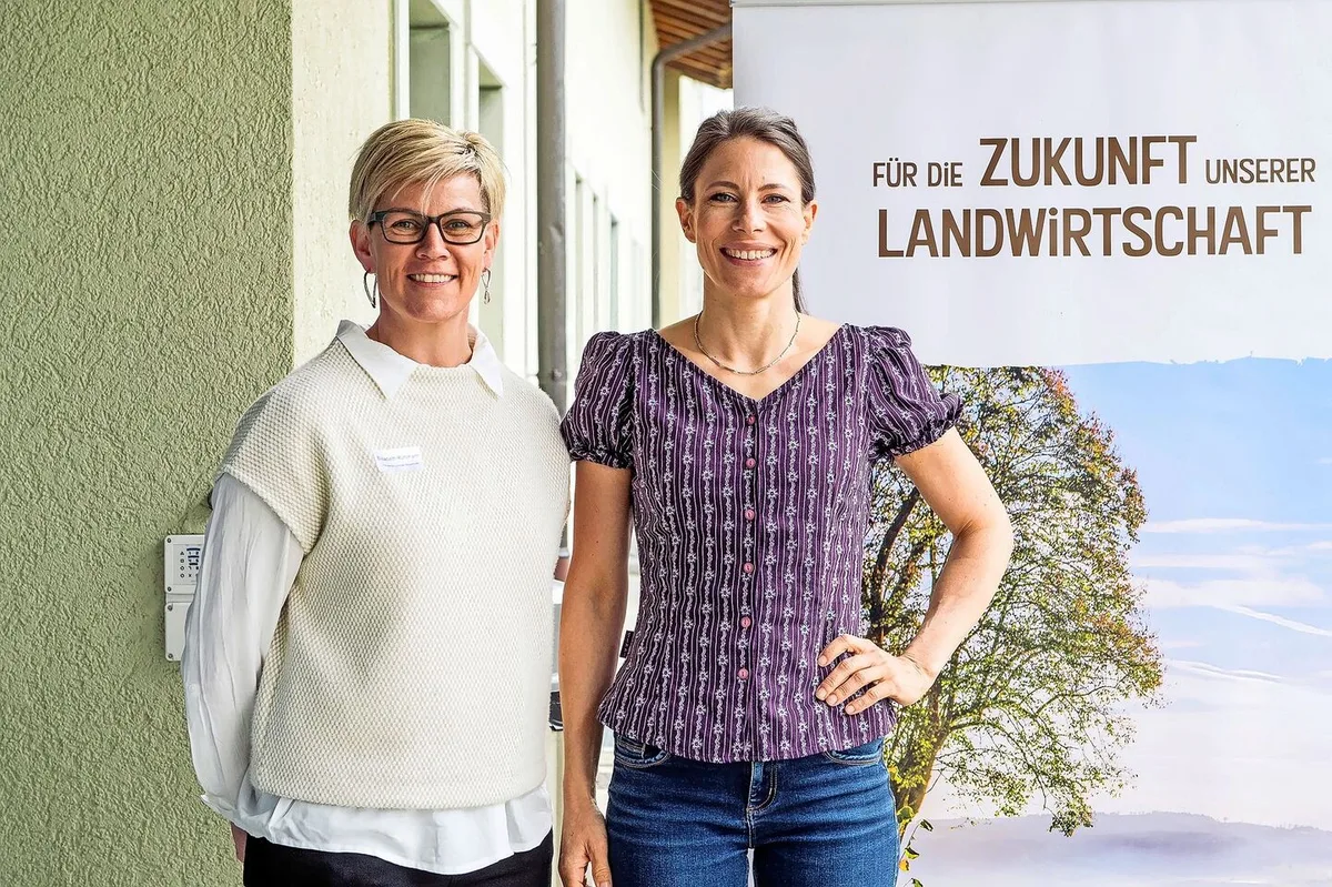 Die vierfache Schwingerkönigin Sonia Kälin mit der Präsidentin Elisabeth Rüttimann an der Frühjahrstagung der Luzerner Bäuerinnen.