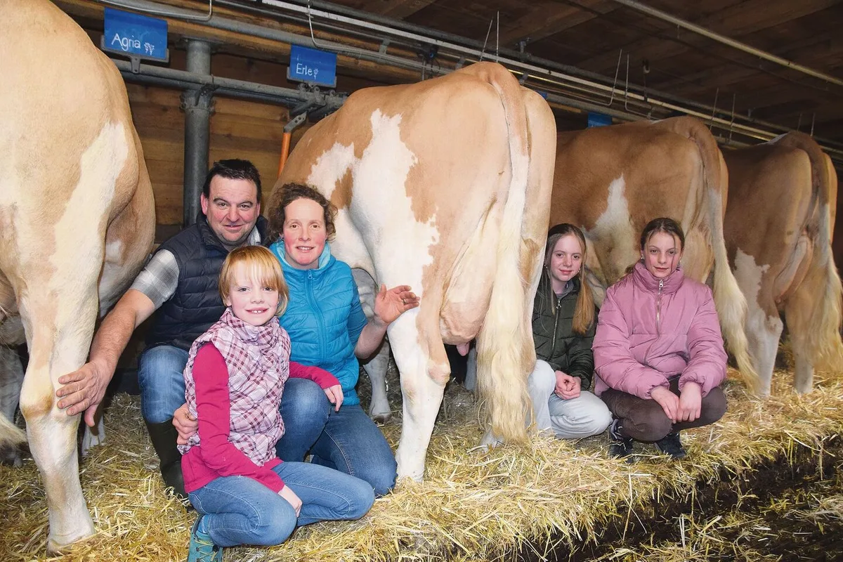 Im Stall Oesch stehen alles Kühe mit Code 60. Ihr Herz schlägt für die Reinzucht: Ueli und Therese Oesch mit den Kindern Flavia, Sarah und Aline.
