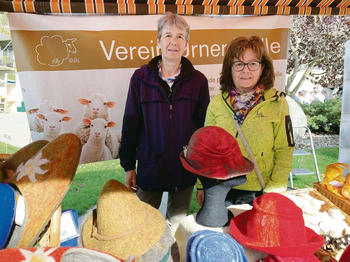 369a760756dc1df7e8e54780b4322a40830302b4 Frieda Steffen (l.) und Elisabeth Baumann, Präsidentin des Vereins Urner Wolle, mit Filzhüten aus Urner Schafwolle.(Bilder js)