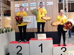 Die Gewinner(innen) der Schweizer Meisterschaft der Jung-Fleischfachleute, v.l.n.r. Luca Grossenbacher (2), Tobias Betschart (1) und Noémie Mischler (3).