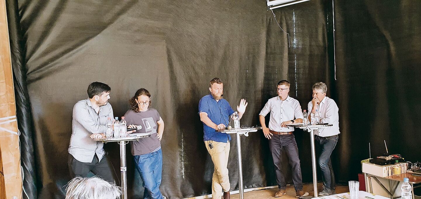 Philipp Ryf, Kampagnenleiter MTI, Laura Spring, Kantonsrätin Grüne LU, Jürg Vollmer, Moderator, Mike Egger, Nationalrat SVP SG, Martin Haab, Nationalrat SVP ZH (v. l. n. r.).