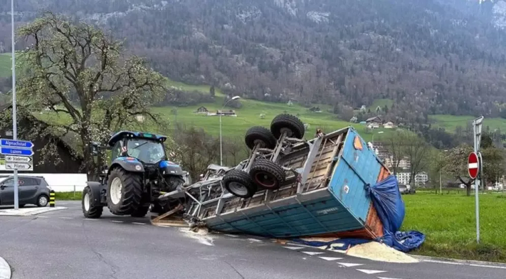 obwalden2-1-995×550 Traktorhänger kippt in Alpnach OW bei Unfall