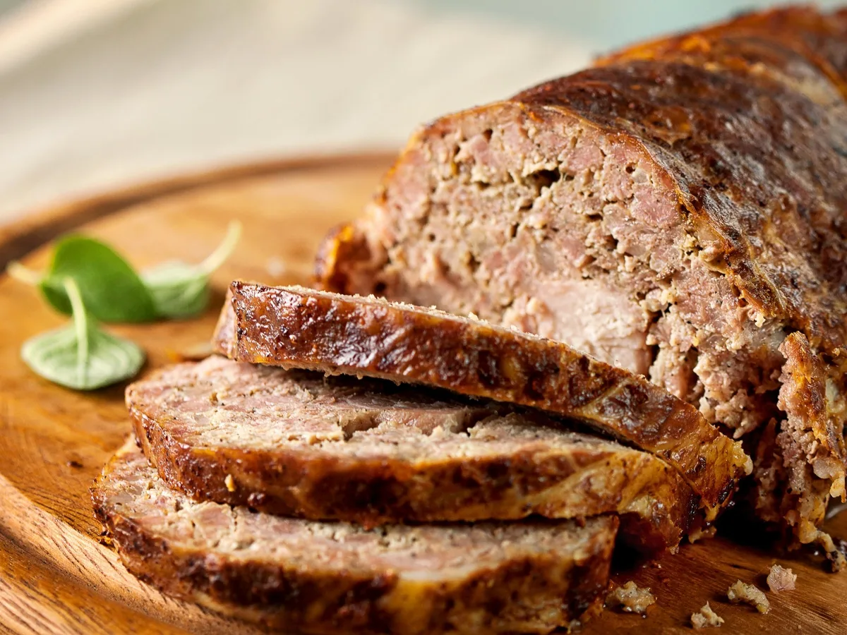e435bfe6d89a63bae338eb94b26c0eaa84c3f9aa Der Hackbraten ist ein Küchenklassiker, man findet ihn auf der Speisekarte des Gourmet-Tempels sowie der Dorfbeiz. (Bild Swissmilk)