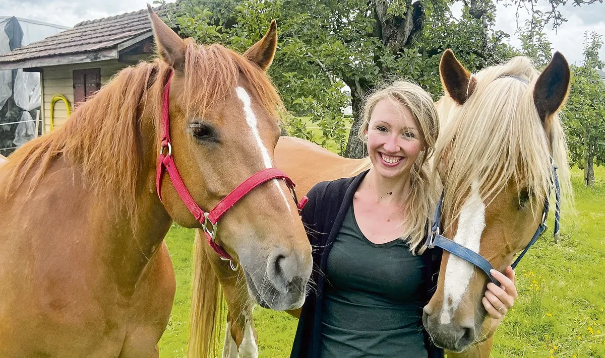 0a638ed14422e1050c5cd5d522871a466a23478f «Tiere liebe ich über alles»: Für die Pferde auf dem Hof in Lyssach BE ist Tierfreundin Hannah Hofer hauptzuständig. Hier posiert sie mit ihrer Stute Beauty und dem «Hofross» Franca.(Bild akr)