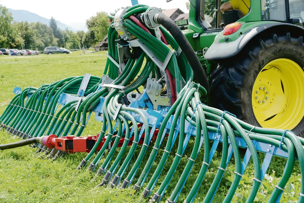 dfa92b7e4c3f78b200aa3a481d4869d0a878deef Mit dem Schleppschuhverteiler sind die Reduktion der Ammoniak- und Geruchsverluste sowie die Ertragssteigerung noch ausgeprägter als mit Schleppschlauch.(Bild aem)