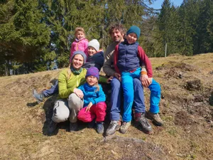 Christian und Rahel Beglinger mit ihren vier Kinder. Den Sommer verbringt die ganze Familie jeweils auf der Nüenalp auf dem Kerenzerberg, oberhalb von Mollis.