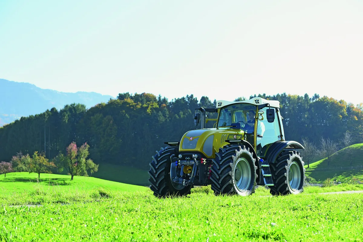 dg_19-04_lt1_bild_traktor Elektrisch, drehbar – und alles etwas anders