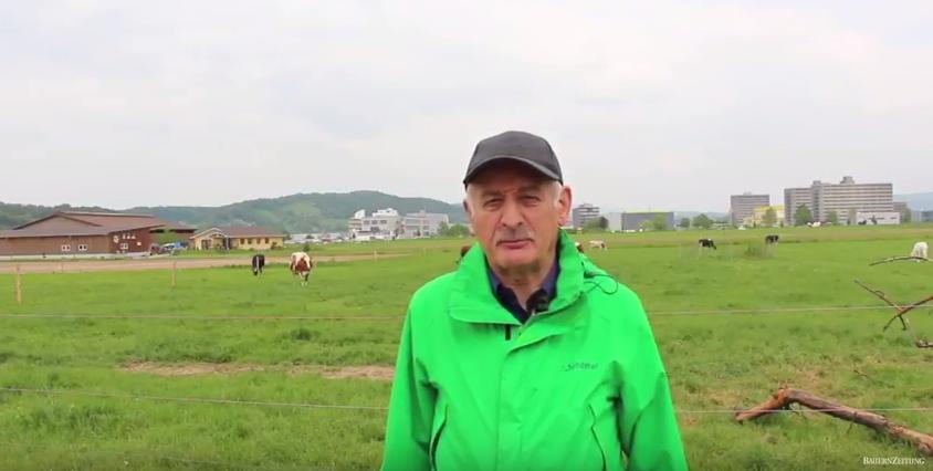 An der Front bzw. vor der Kuhweide: Hans Rüssli. (Bild BauZ)