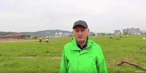 An der Front bzw. vor der Kuhweide: Hans Rüssli. (Bild BauZ)