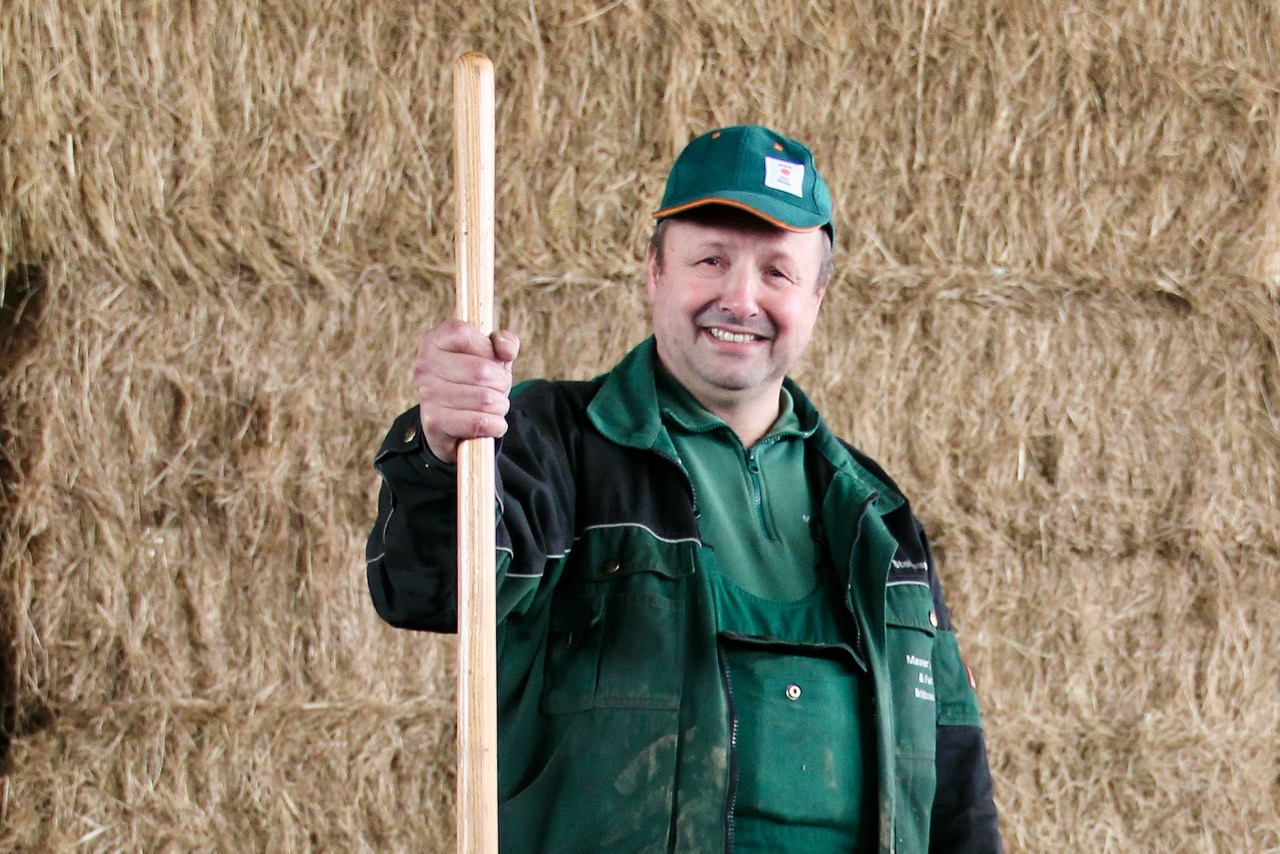 Lohnunternehmer Werner Steinmann in Brittnau AG handelt seit 20 Jahren mit Heu. Am häufigsten kommt dabei die Kleinballenpresse mit Dosiergerät zum Einsatz. Bild: Sebastian Hagenbuch