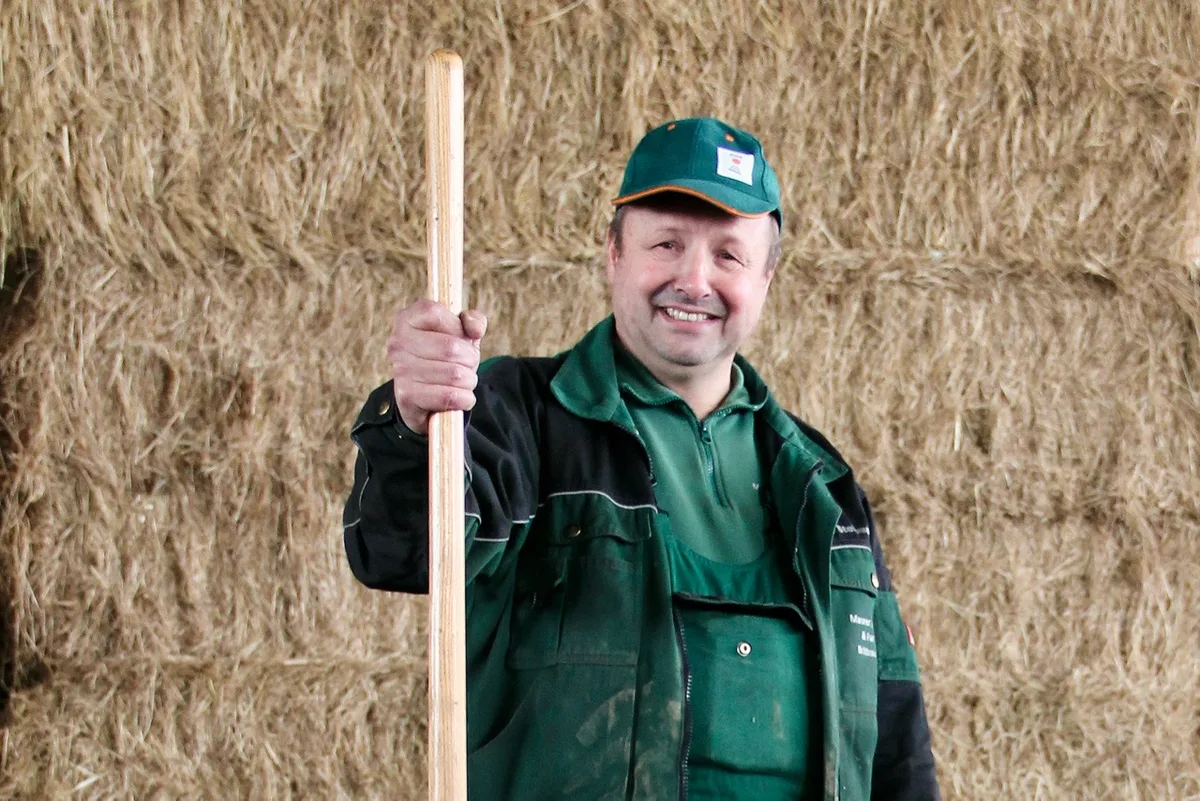 Lohnunternehmer Werner Steinmann in Brittnau AG handelt seit 20 Jahren mit Heu. Am häufigsten kommt dabei die Kleinballenpresse mit Dosiergerät zum Einsatz. Bild: Sebastian Hagenbuch