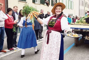 Werbung für die Schweizer Landwirtschaft: Bea Schneider verteilt am Olma-Umzug Rüebli und Kuchen, eine von vielen Nicht-Bäuerinnen in Landfrauenorganisationen.