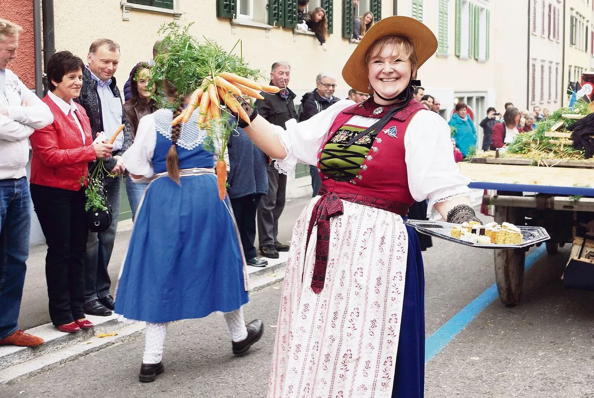 0aaa33c5f7ae40c2c1681b83126fe063798bb087d62971db8c3c692043531cb6 Werbung für die Schweizer Landwirtschaft: Bea Schneider verteilt am Olma-Umzug Rüebli und Kuchen, eine von vielen Nicht-Bäuerinnen in Landfrauenorganisationen.