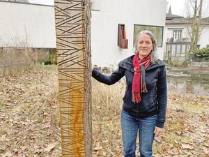Johanna Häckermann im kleinen Garten des Naturamas. Neben ihr steht eine künstlerische Totholzstruktur. «Sie soll Totholzinsekten Lebensraum bieten», erklärt sie.