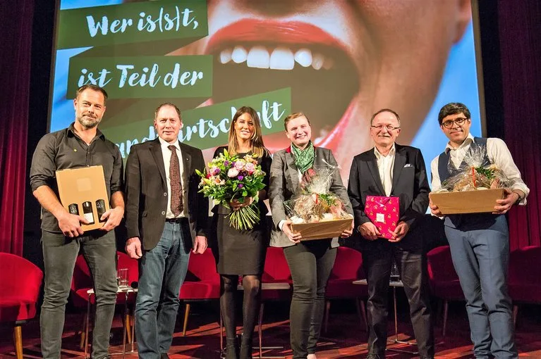 02c6aaf450408cf27f1cca48f9dbefc7a9ecc497 Podium v.l.n.r: Peter Fuchs (Land schafft Leben), Josef Moosbrugger (Präsident LK Österreich), Maike Thiemann (Clip my Farm, Bayer CropScience Deutschland), Markus Rediger (LID.CH, Bern), Andreas Jäger (Moderator ORF). (Bild APA/LK)